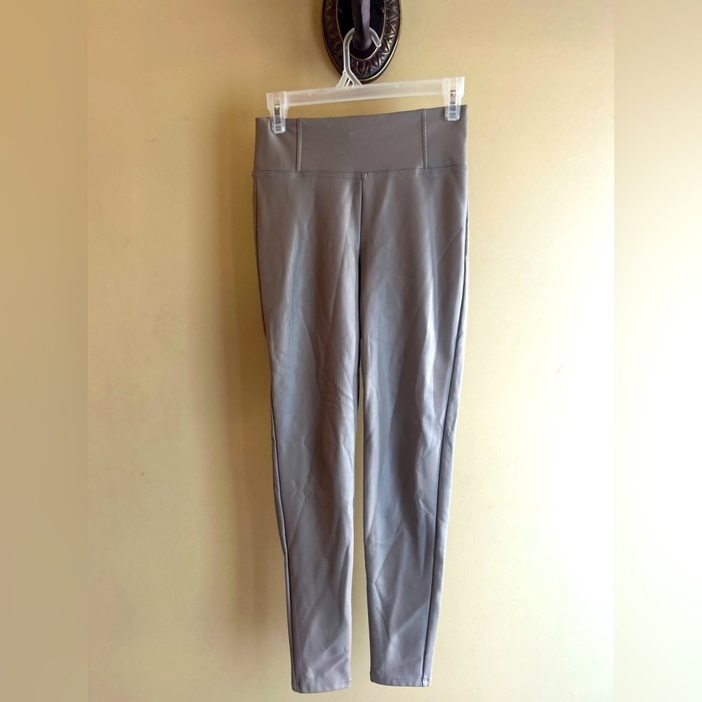 ✌️4 for $20✌️ Vegan leather leggings - Picture 2 of 9